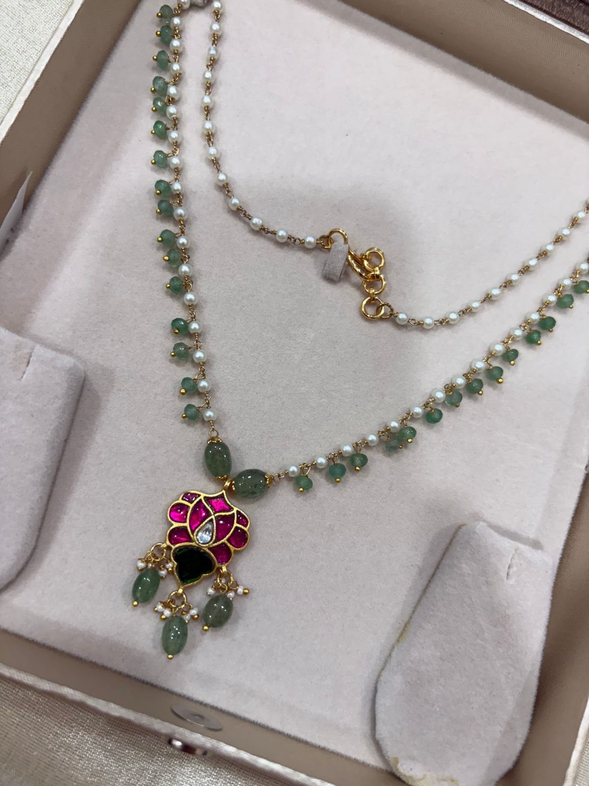 Pearl and onyx green bead chain with pendant