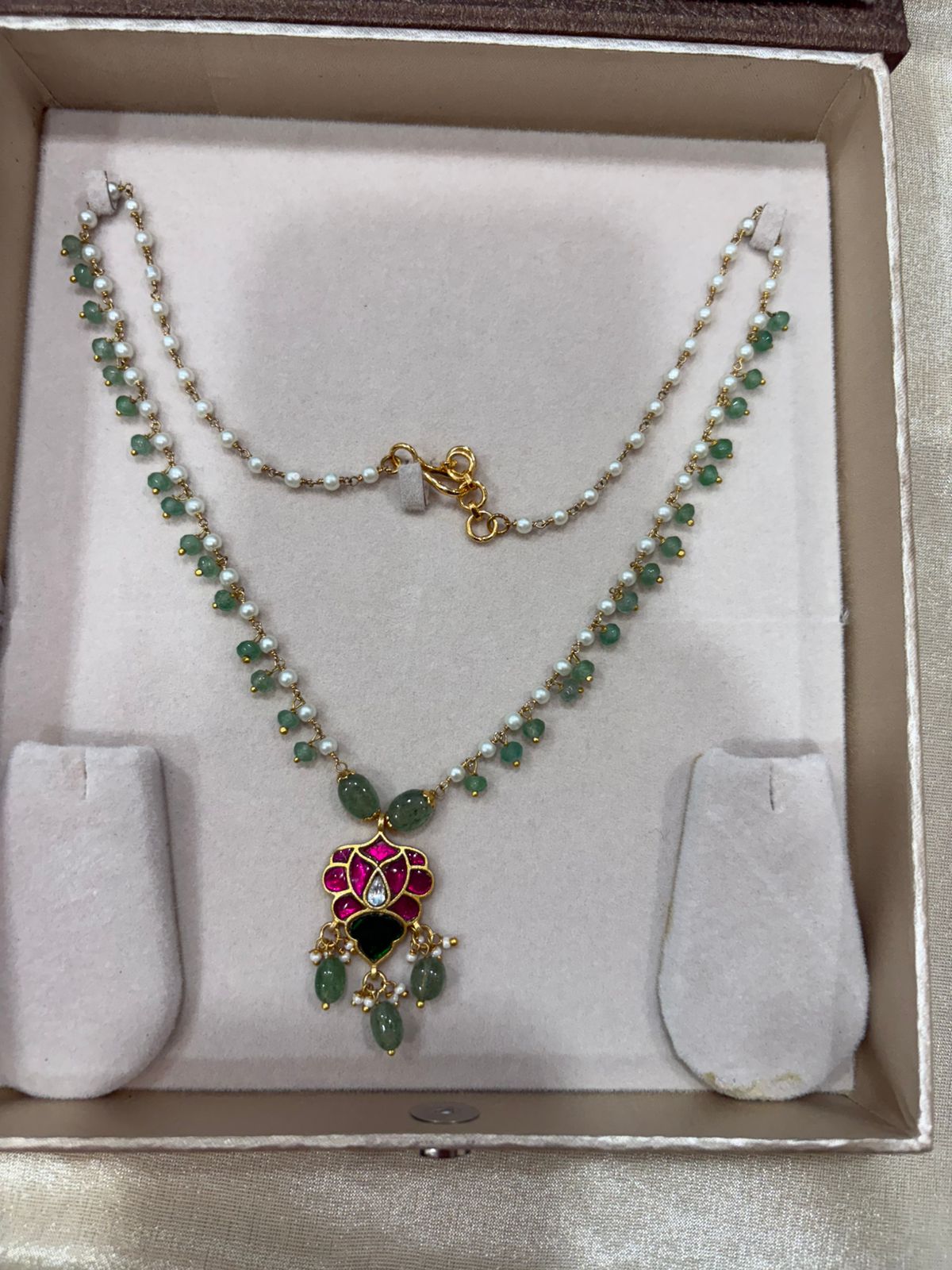 Pearl and onyx green bead chain with pendant