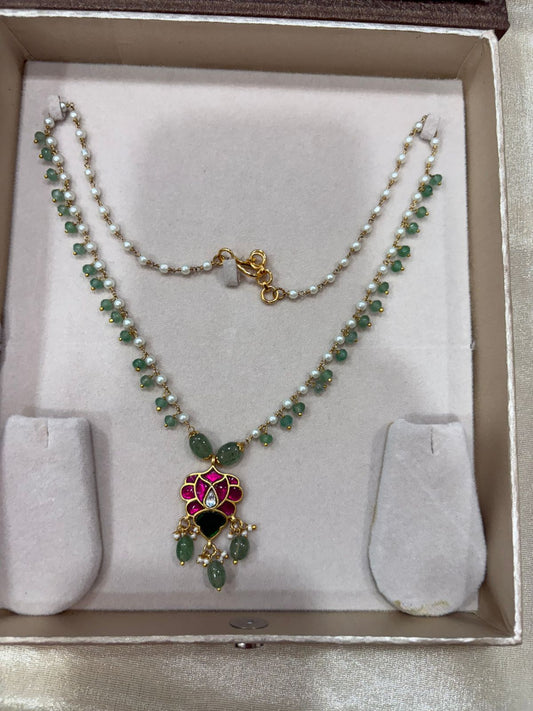 Pearl and onyx green bead chain with pendant